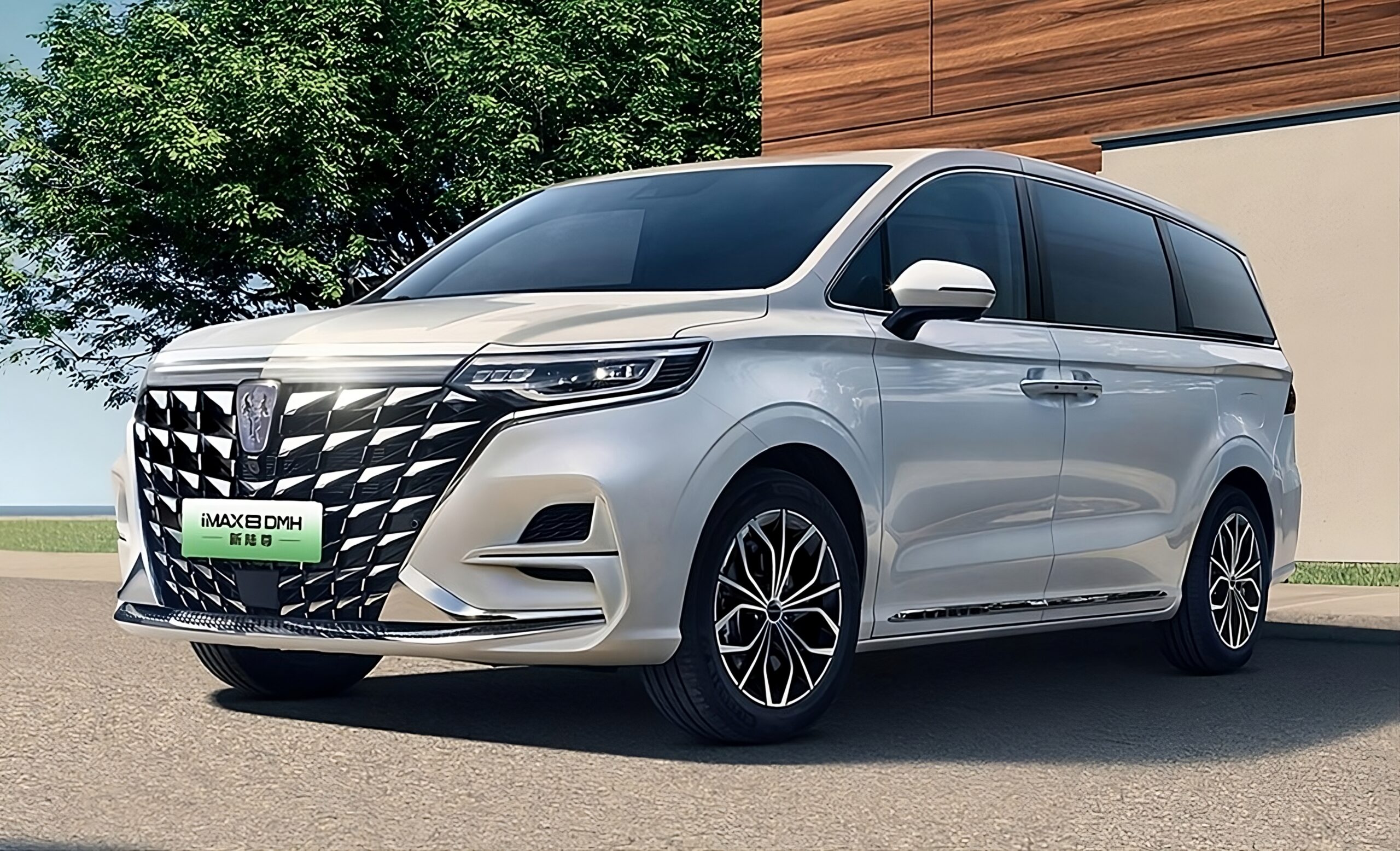 SAIC’s Roewe iMax8 DMH plug-in hybrid MPV with 1,536 km range launched, price starts at 27,800 USD